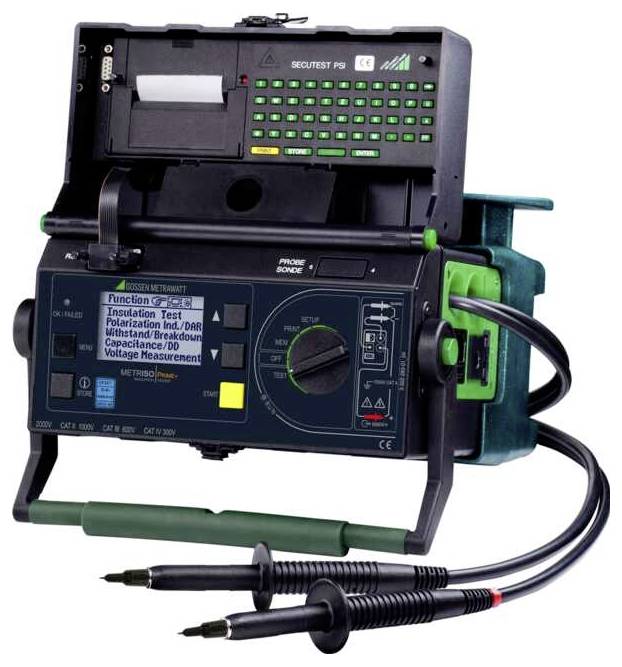 Tragbares elektrisches Testinstrument mit Display und Tastenfeld, verbunden mit zwei Messspitzenleitungen auf einem grünen Tragrahmen.
