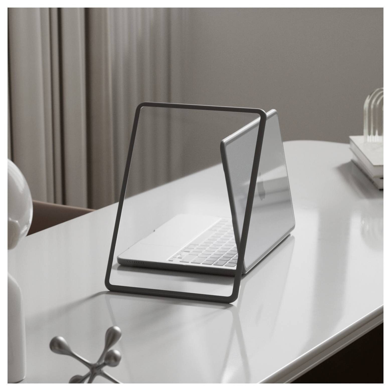 Ein Laptop auf einem weißen Schreibtisch wird durch einen schwarzen dreieckigen Rahmen betrachtet, was einen minimalistischen Arbeitsplatz oder eine Produktpräsentation suggeriert.