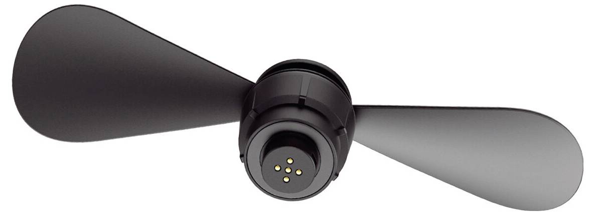 Deckenventilator mit zwei Flügeln, von denen einer dunkel und einer hellgrau ist, von vorne gegen einen weißen Hintergrund gezeigt.