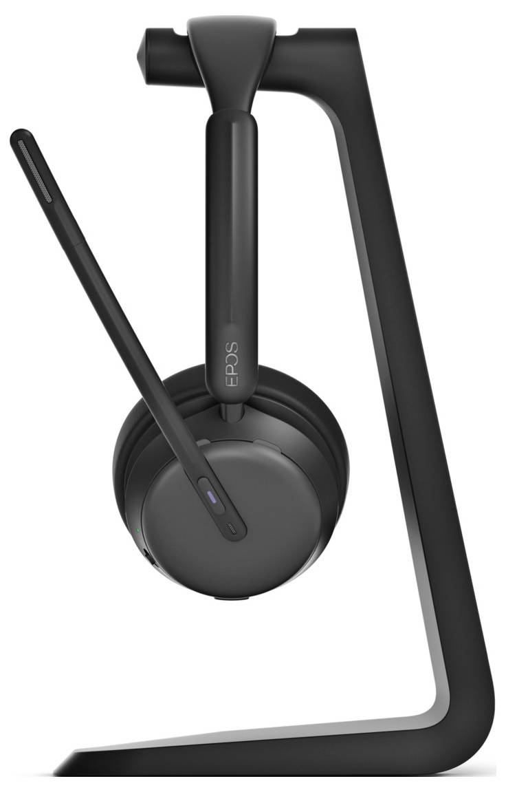 Schwarzes Over-Ear-Wireless-Headset mit Boom-Mikrofon auf einem Ständer, von der Seite auf weißem Hintergrund gezeigt.