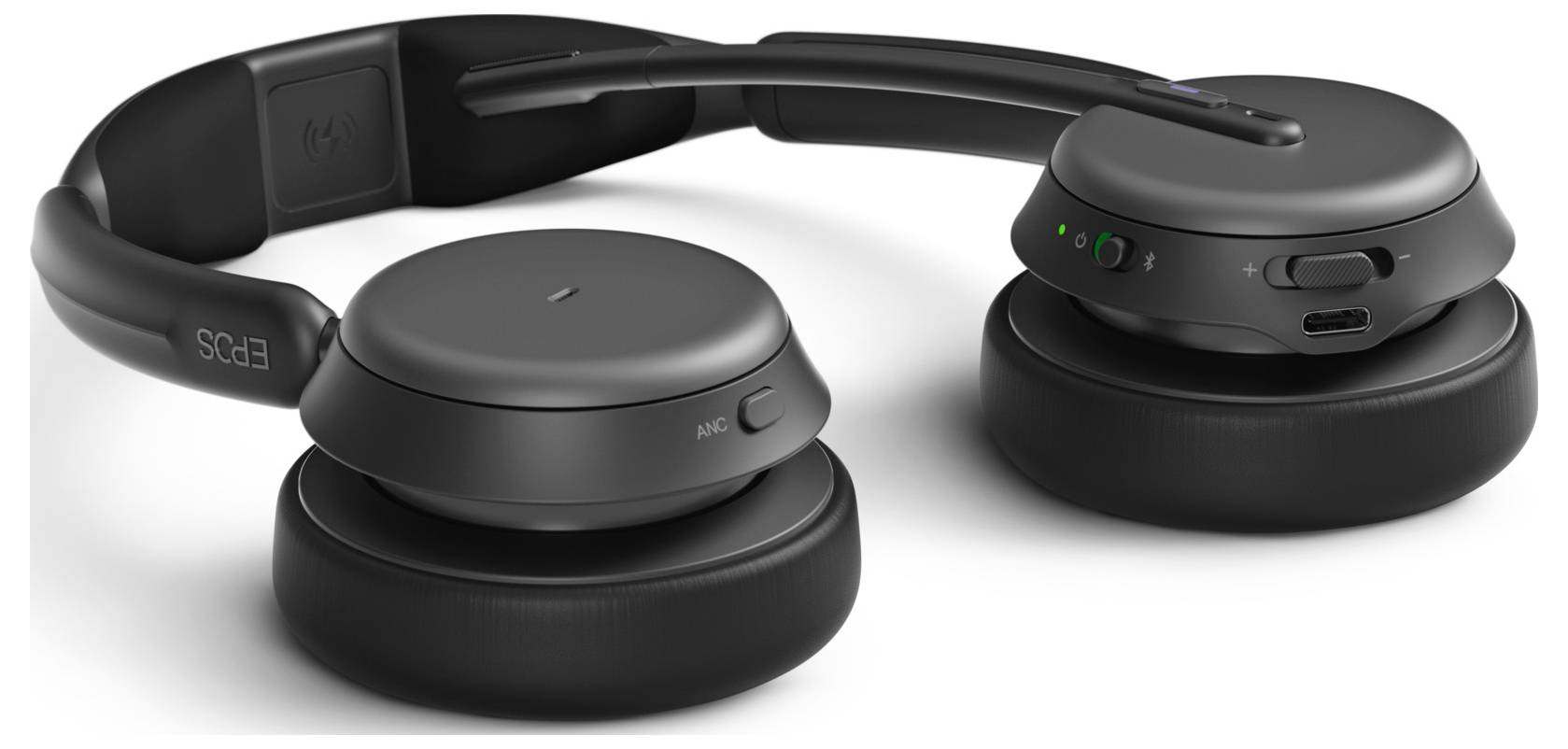 Drei schwarze Over-Ear-Kopfhörer oder Headsets auf weißem Hintergrund, von verschiedenen Winkeln dargestellt, um ihr Design und ihre Ohrmuscheln hervorzuheben.