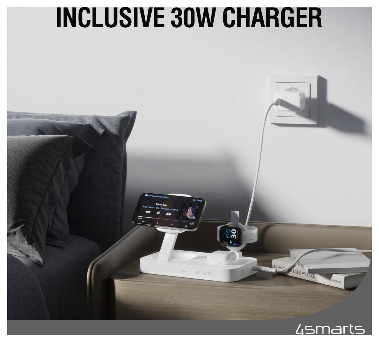 Smartphone und Smartwatch laden auf einer Nachttisch-Dockingstation aus einer Wandsteckdose, beschriftet mit "INCLUSIVE 30W CHARGER" und 4smarts.