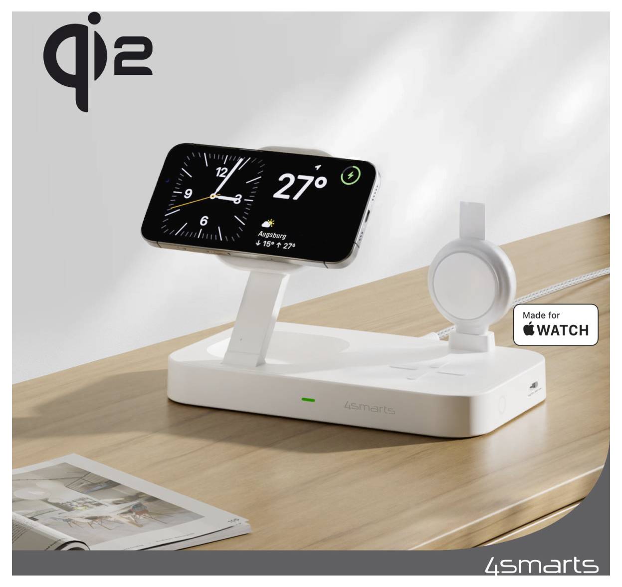 4smarts Qi2 kabelloses Ladegerät mit iPhone und Apple Watch, auf einem Schreibtisch gezeigt, mit „Made for Watch"-Abzeichen und 27°-Anzeige auf dem Telefon.
