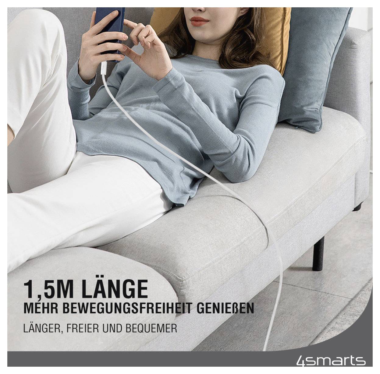 Eine Frau, die auf einem Sofa faulenzt, während sie ein Smartphone mit einem extra-langen Ladekabel benutzt; die Anzeige besagt „1,5M Länge, mehr Bewegungsfreiheit genießen".