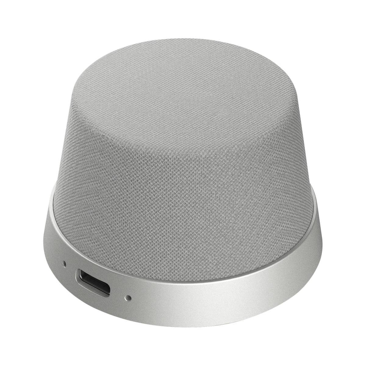 Grauer, mit Stoff bezogener intelligenter Lautsprecher oder drahtloses Gerät mit silberner Basis und USB-C-Anschluss.