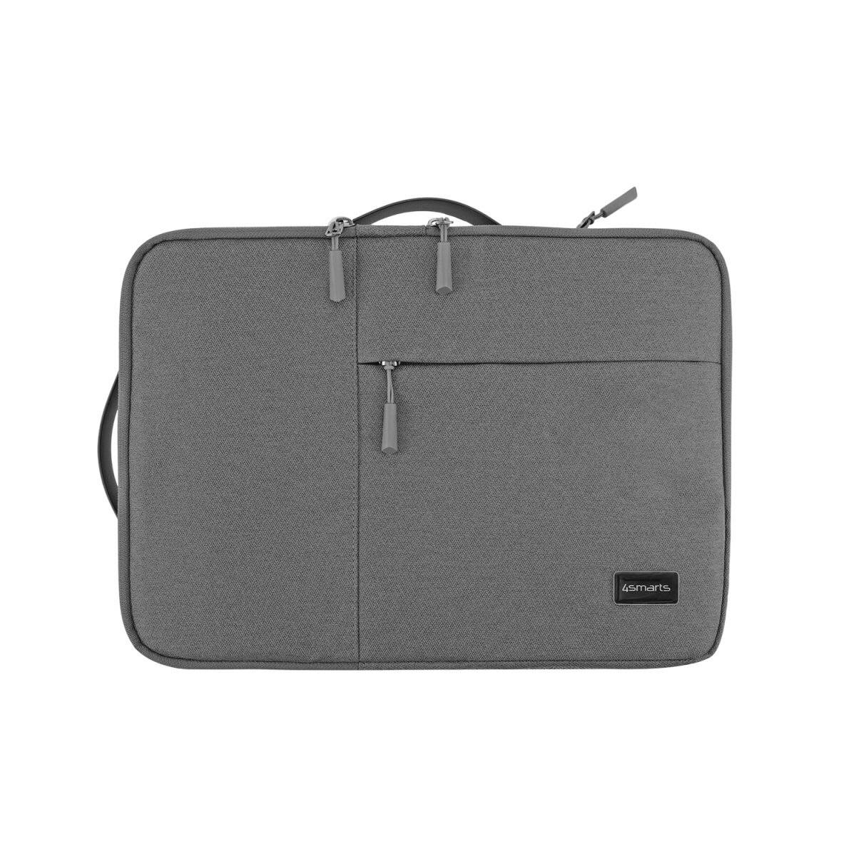 Graue Laptop-Aktentasche oder Schutzhülle mit Griff, Reißverschlusstasche an der Vorderseite und kleinem Logo-Patch auf weißem Hintergrund.