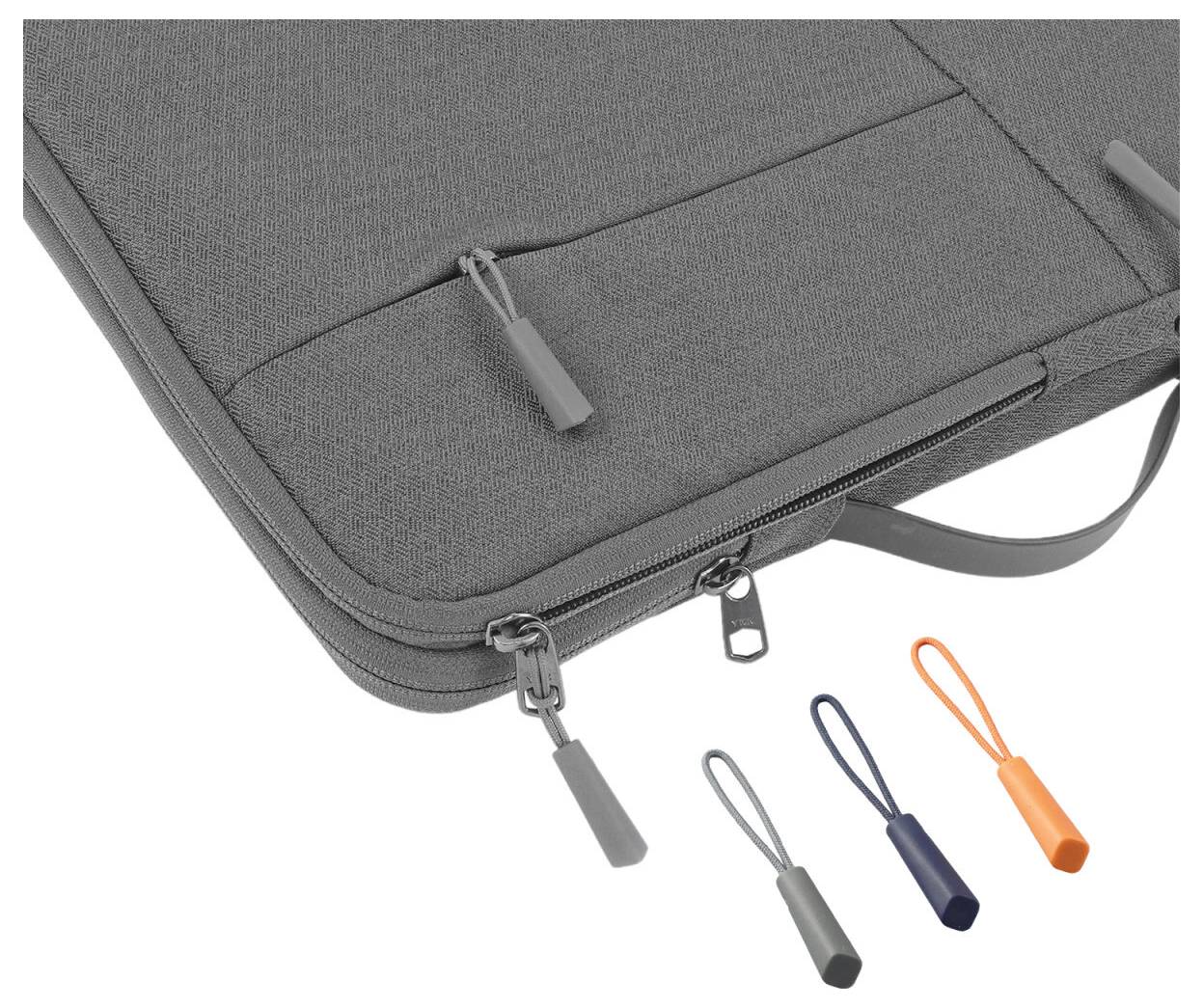 Graue Laptop-Schutzhülle mit Reißverschluss, Vordertasche und drei abnehmbaren Reißverschlusszugaben in Grau, Marineblau und Orange.