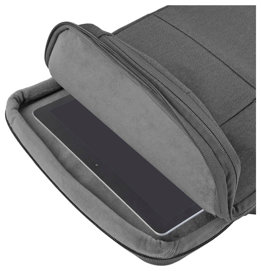 Offene gepolsterte Laptop-Rucksacktasche mit teilweise eingefügtem Tablet oder Laptop, auf weißem Hintergrund dargestellt.