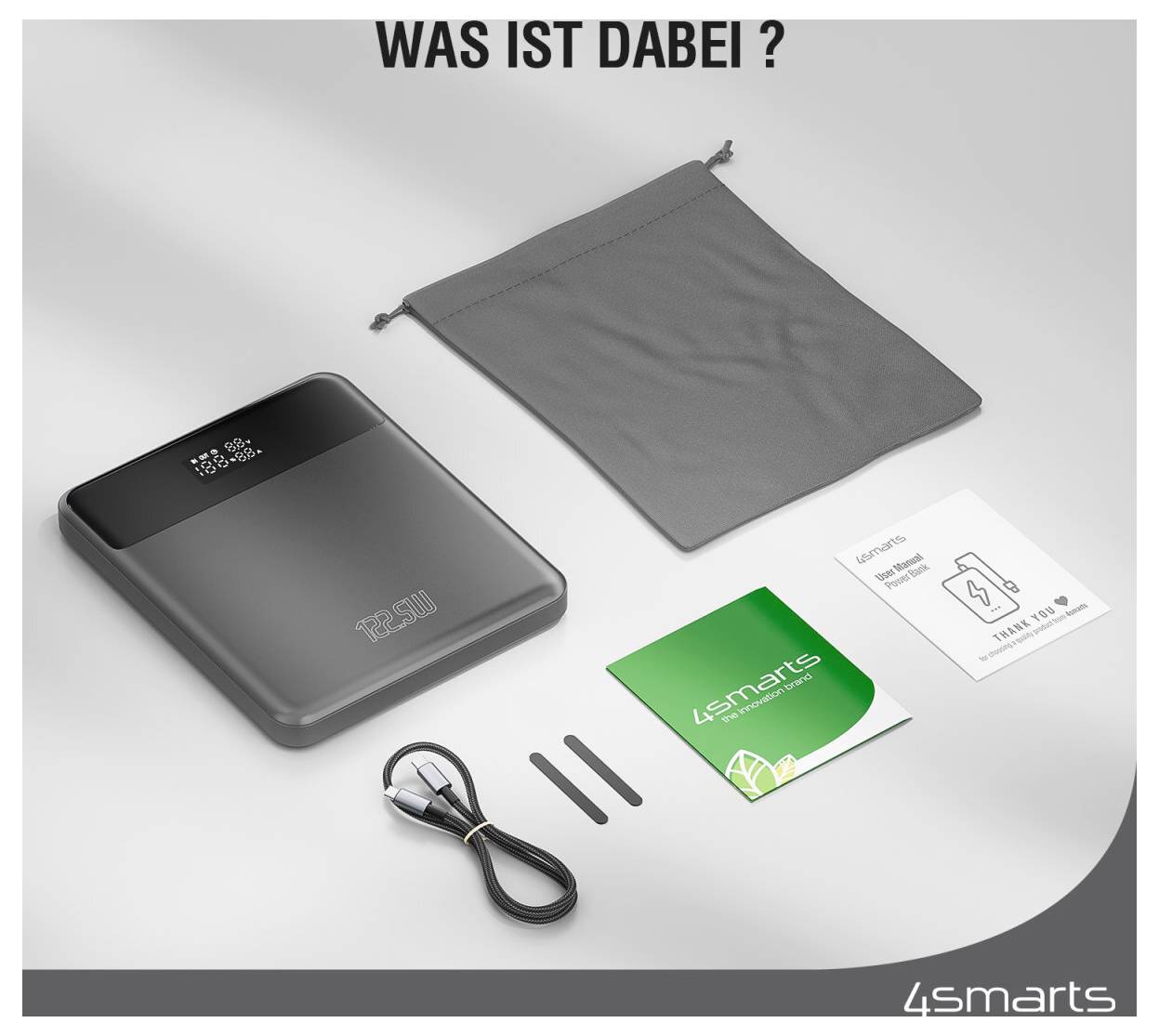 Produktbundle auf grauem Hintergrund: Eine schwarze Powerbank, ein grauer Beutel mit Zugband, ein USB-C-Kabel und eine „4smarts"-Broschüre/Karten unter der Überschrift „WAS IST DABEI?"