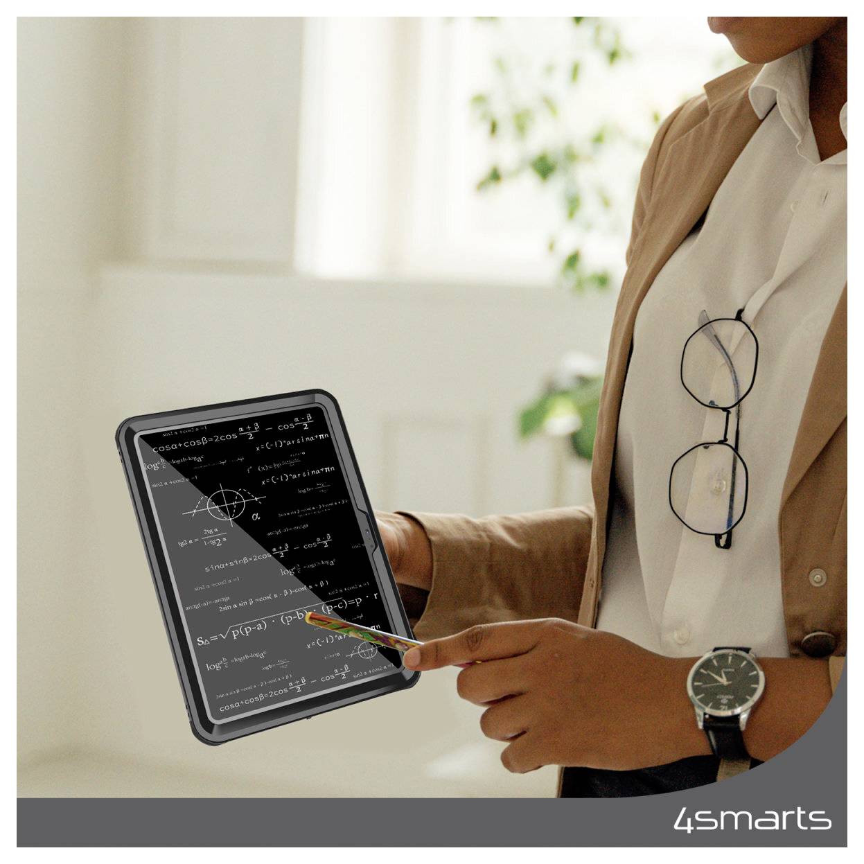 Person, die ein Tablet hält, auf dem mathematische Gleichungen und Diagramme angezeigt werden, zeigt mit einem Eingabestift auf den Bildschirm in einer Büroumgebung.