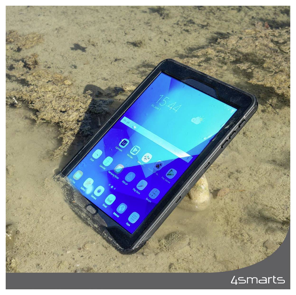 Ein robustes Smartphone liegt teilweise in schlammigem Wasser versenkt, sein leuchtender Bildschirm ist noch eingeschaltet und deutet auf Wasserbeständigkeit hin.
