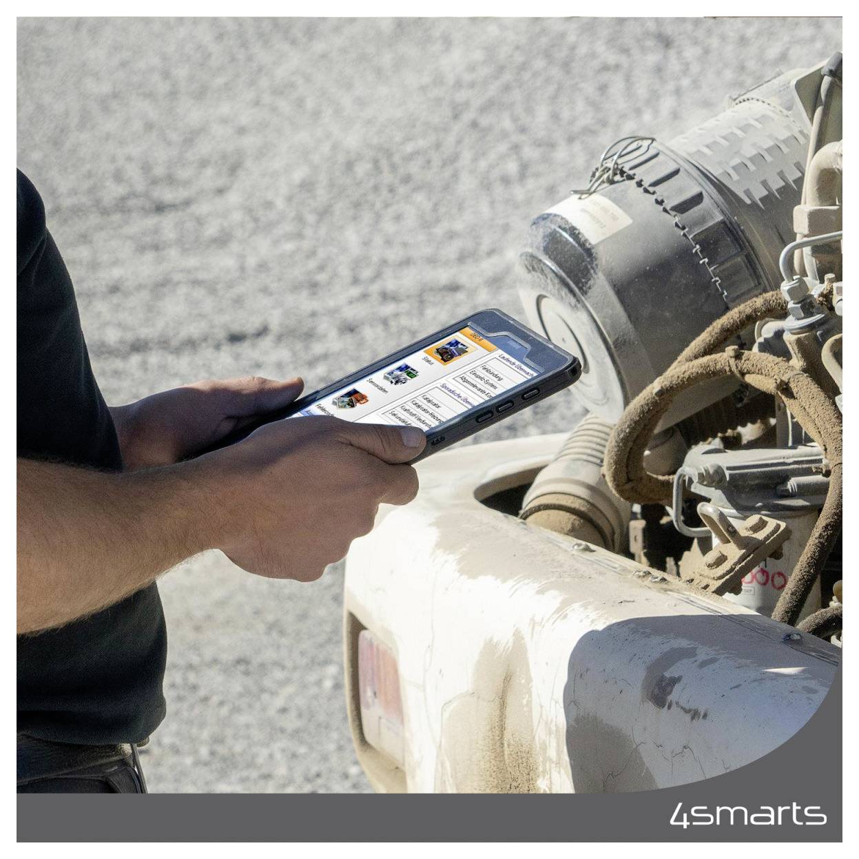 Person, die ein Smartphone verwendet, um einen staubigen Fahrzeugmotor oder eine Maschine im Freien zu inspizieren, mit dem Logo "4smarts" in der Ecke.
