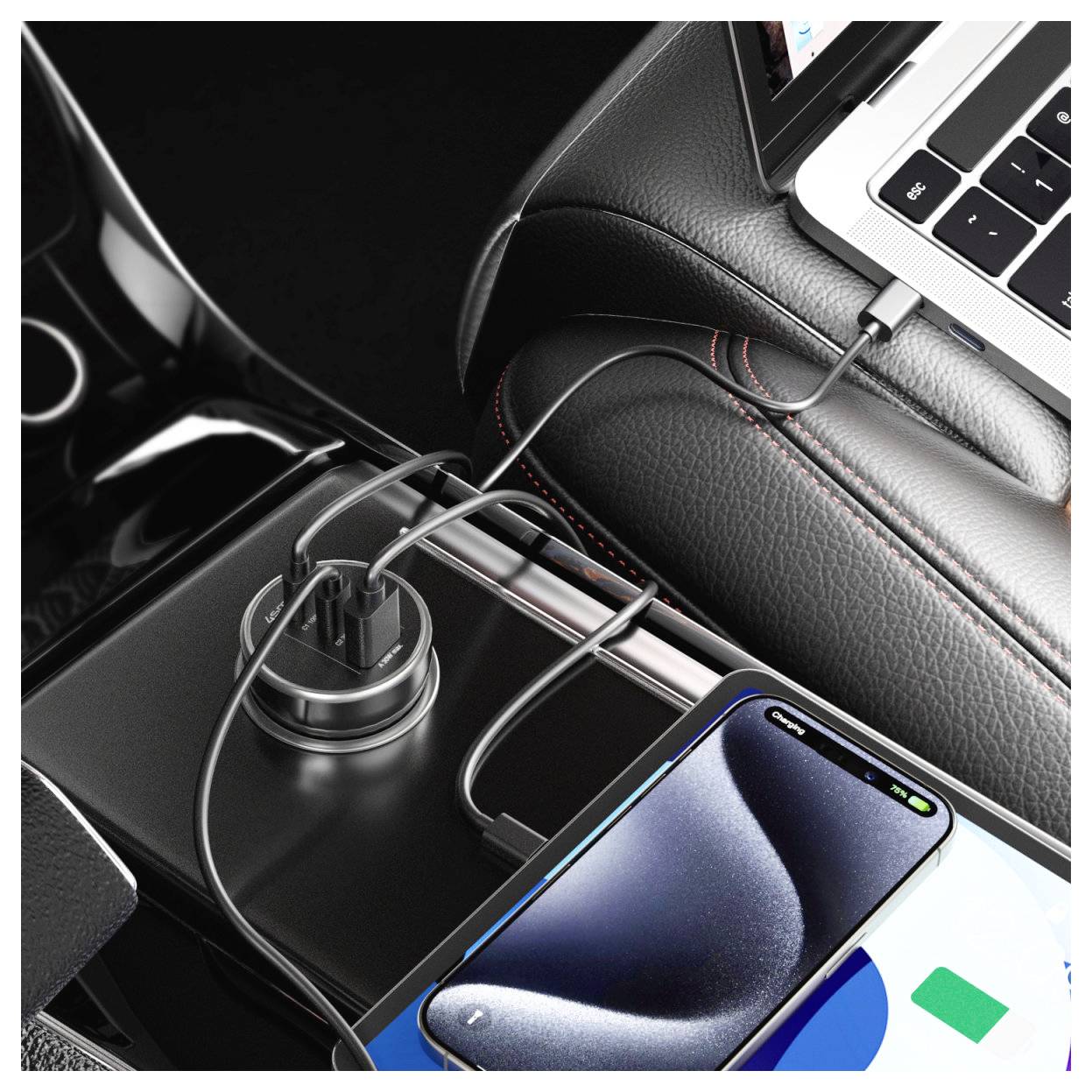 Mehrere Geräte werden über einen Stromverteiler in der Mittelkonsole des Autos aufgeladen, mit einem Laptop, einem Telefon und Kabeln, die mit einem Mehrfach-Adapter verbunden sind.