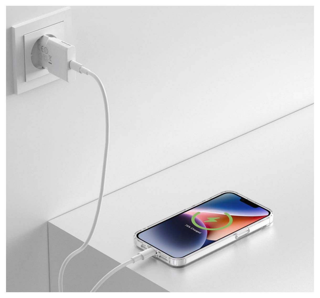 Smartphone lädt auf einer weißen Oberfläche, verbunden durch ein Kabel mit einer Steckdose; der Bildschirm zeigt einen grünen kreisförmigen Ladeindicator.