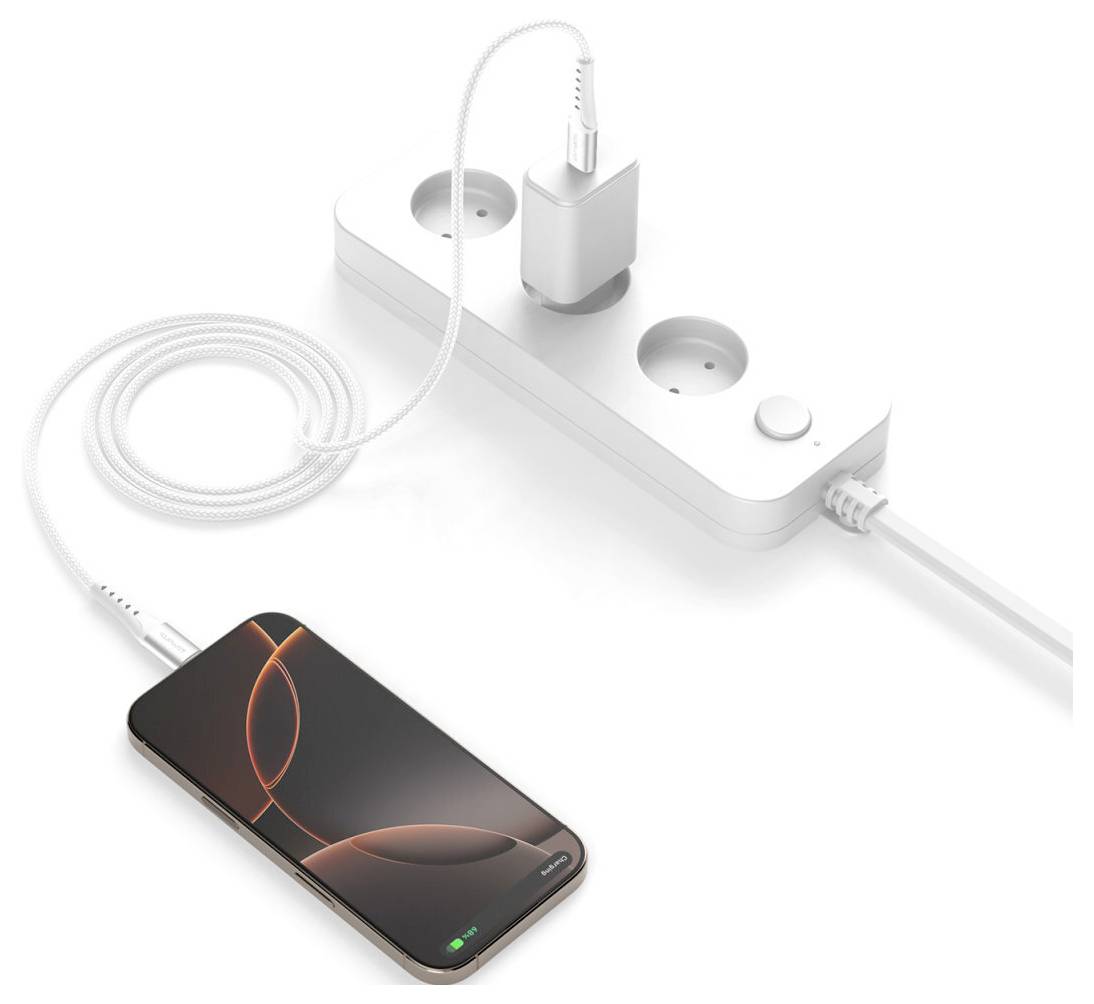 Smartphone-Aufladung durch Kabel von einer weißen Steckerleiste mit Adapter auf weißem Hintergrund.