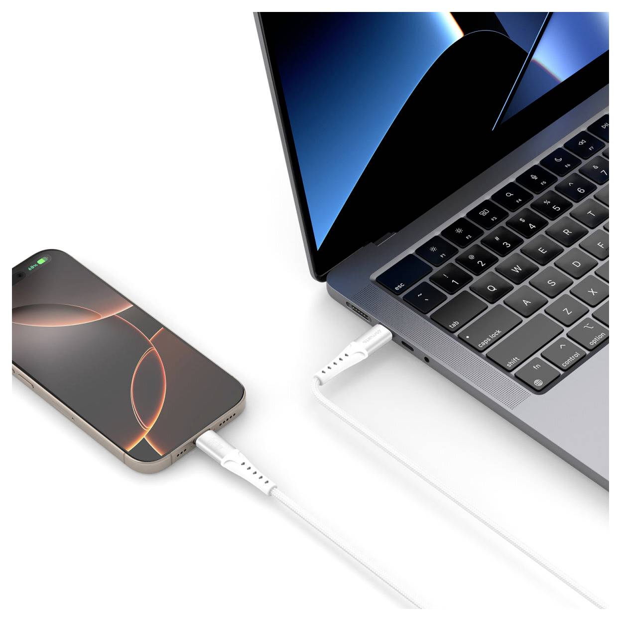 Smartphone-Aufladung von einem Laptop über ein weißes USB-C-Kabel, dargestellt mit Verbindung auf weißem Hintergrund.