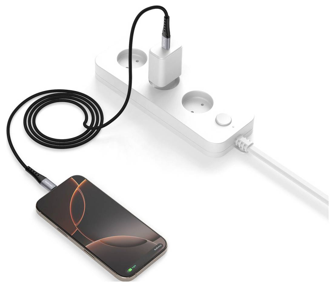 Smartphone wird über ein weißes Stromverteilersystem über ein schwarzes Kabel aufgeladen, mit einem weiteren Adapter in der Nähe eingesteckt.