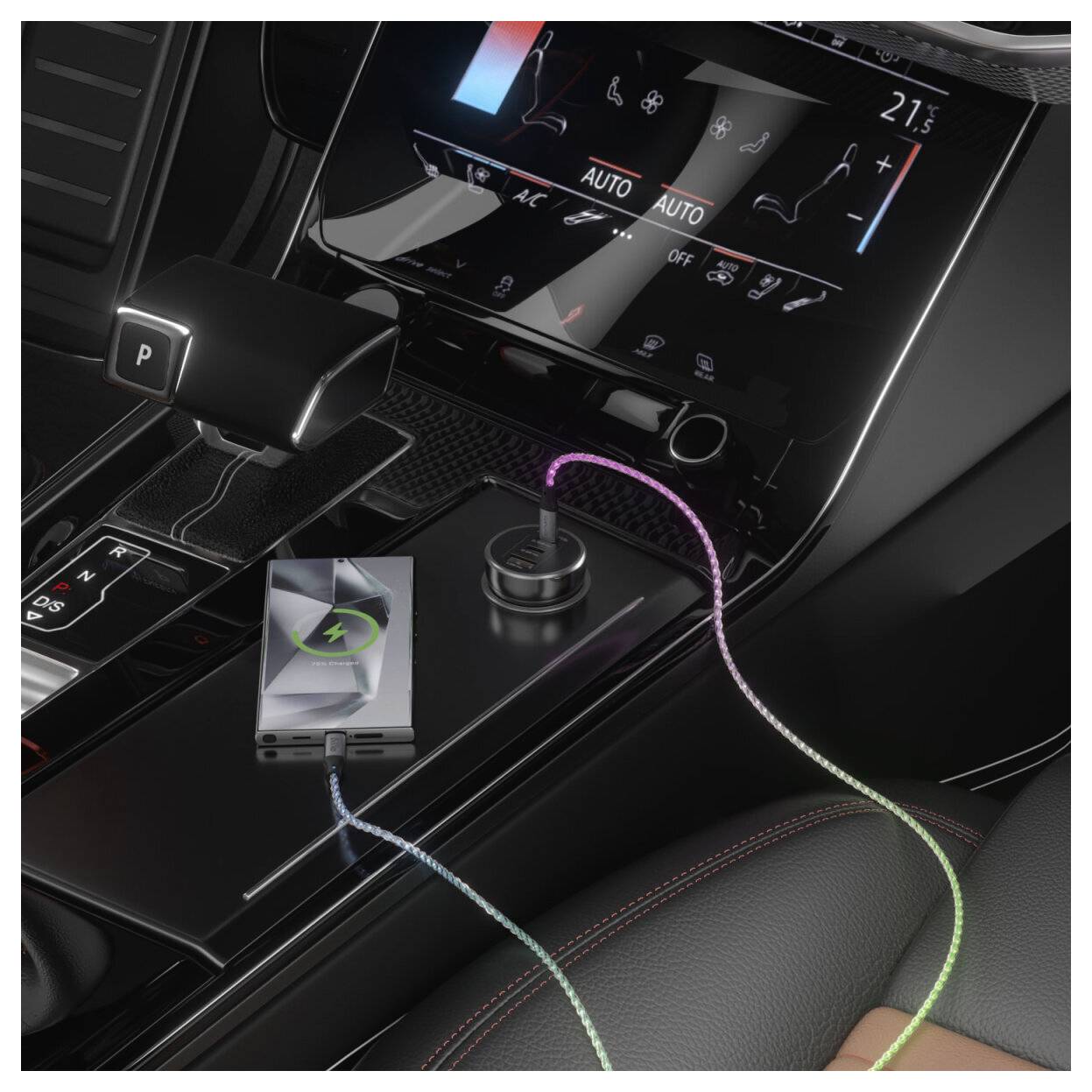 Mittekonsole des Autos mit einem Handy, das drahtlos in einer kleinen Halterung aufgeladen wird und über ein Kabel angeschlossen ist, neben dem Schaltknüppel und den Klimaanlagen-Reglern.