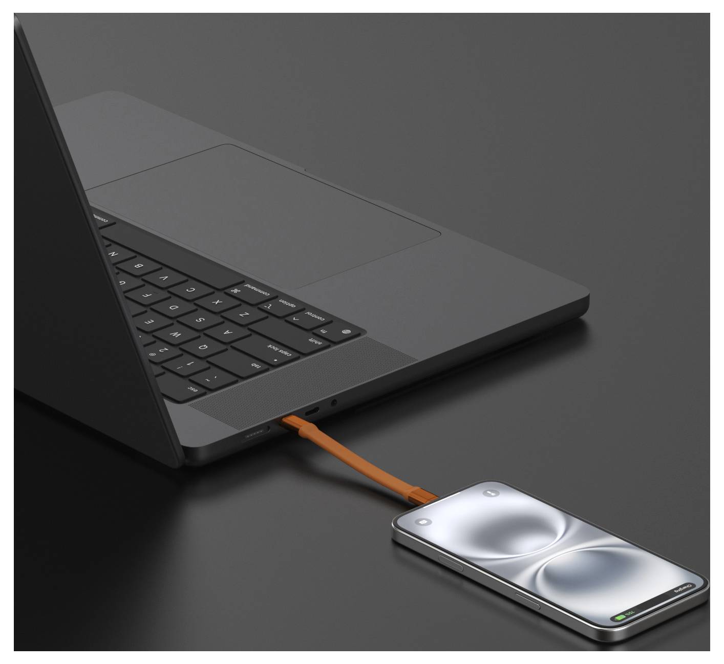 Ein Laptop, der durch ein oranges Kabel mit einem externen silbernen Solid-State-Drive verbunden ist, was auf Datentransfer oder Speichersicherung hindeutet.