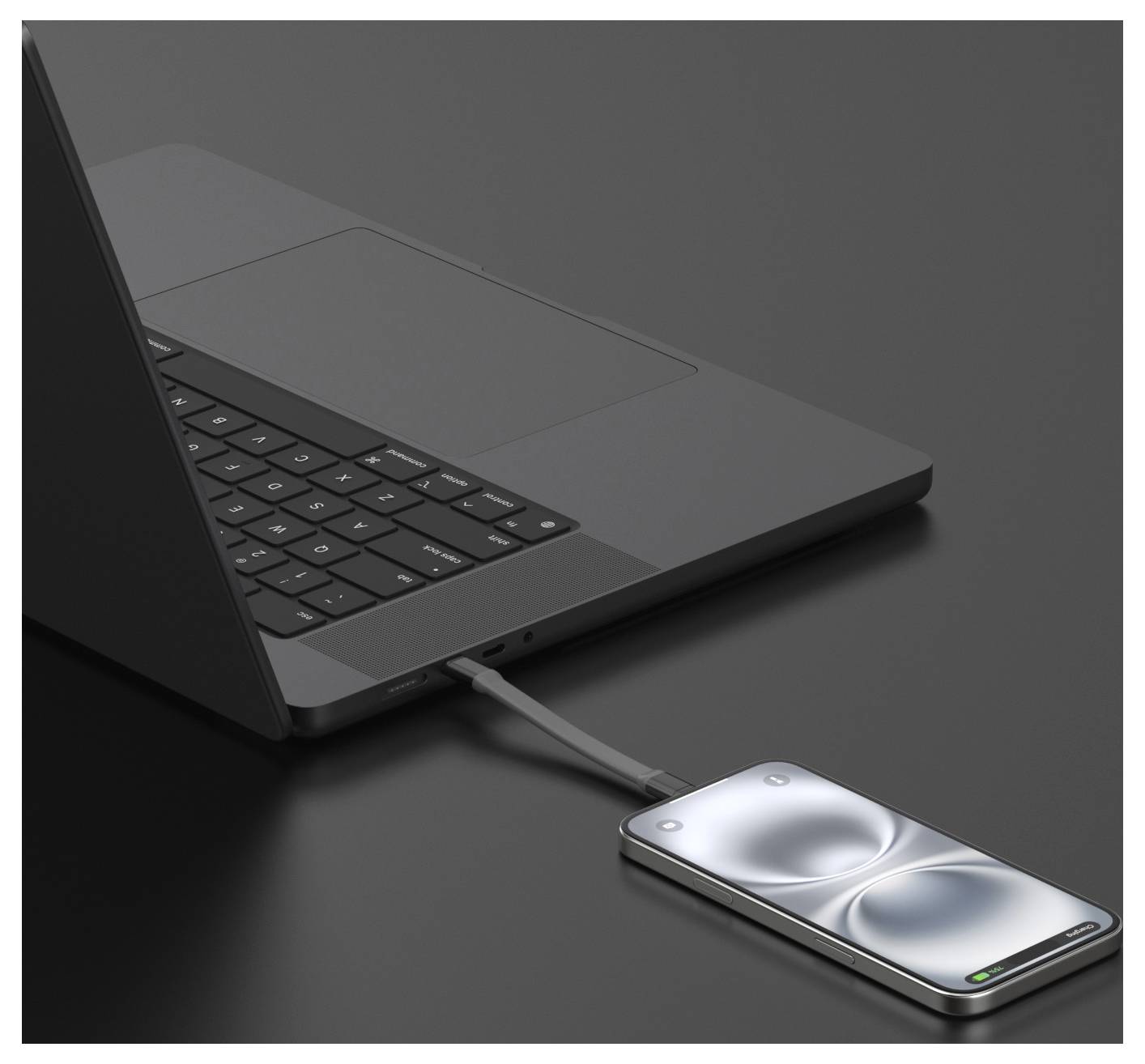 Laptop, der über ein Kabel mit einem Smartphone verbunden ist, das auf einer dunklen Oberfläche einen Ladeindikator anzeigt.