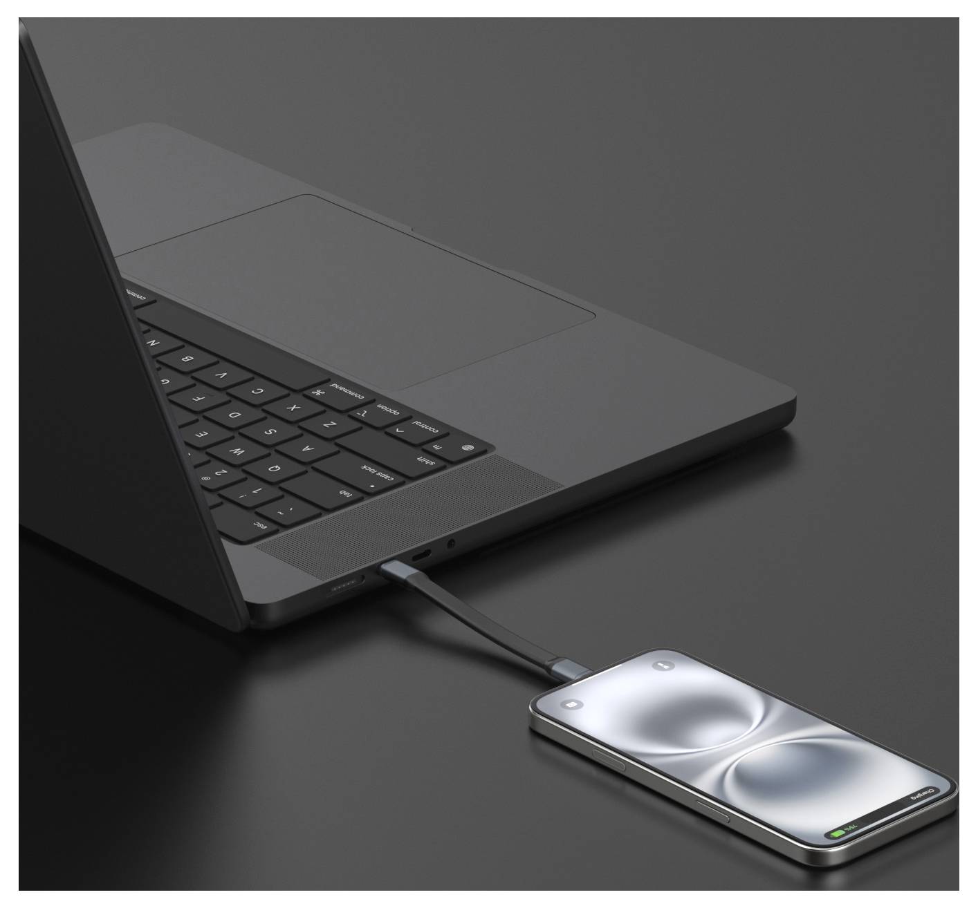 Laptop, der über ein Kabel mit einem kleinen tragbaren externen Gerät verbunden ist, was auf Datentransfer oder Aufladen hindeutet.
