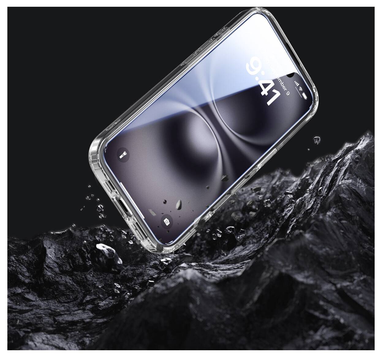 Ein Smartphone in einer durchsichtigen Schutzhülle wird geneigt über spritzendem Wasser gezeigt, wobei ein robustes, wasserdichtes Design betont wird.