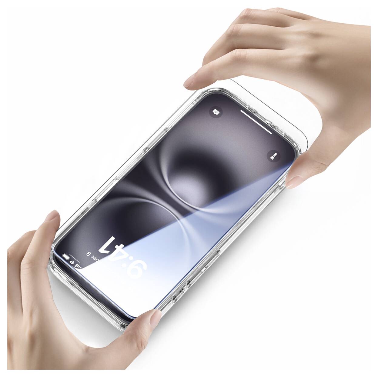Hände halten ein Smartphone in einer transparenten Schutzhülle, diagonal auf weißem Hintergrund gezeigt, mit sichtbarem Sperrbildschirm.