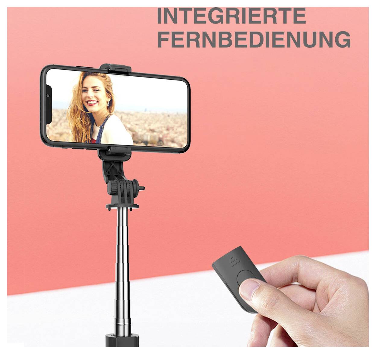 Smartphone auf einem Selfiestab mit einer Hand, die eine Fernbedienung hält; der Text lautet „INTEGRIERTE FERNBEDIENUNG" (integrierte Fernbedienung).