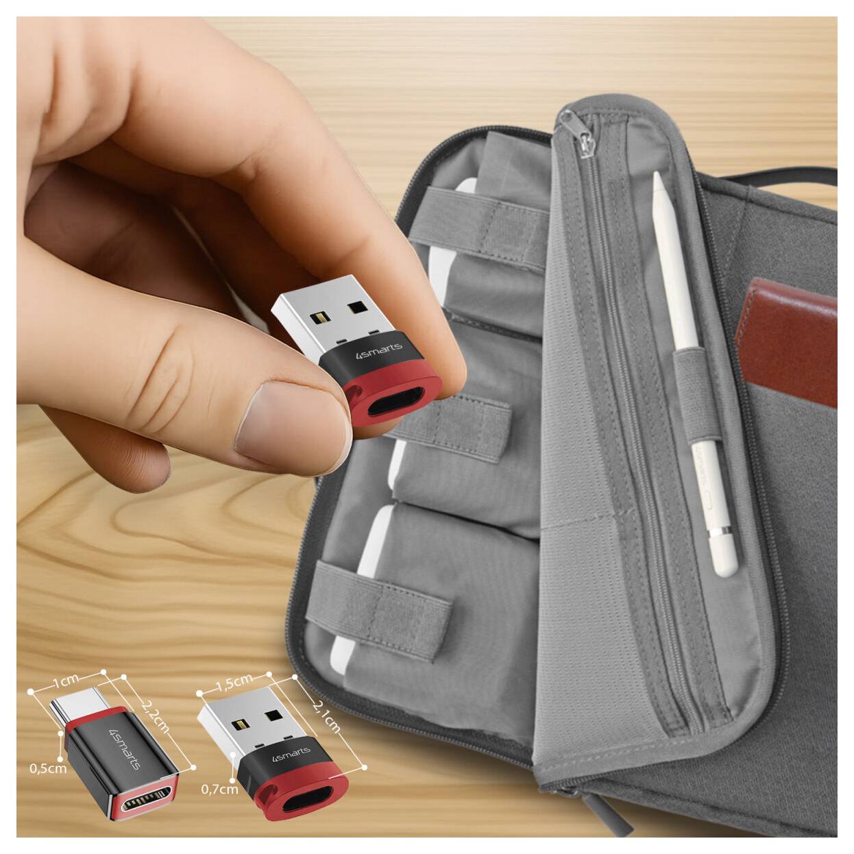 Eine Hand hält ein winziges USB-Speicherlaufwerk neben einer grauen Organizer-Tasche mit Stiftfächern; eine Insetaufnahme zeigt die kompakten Abmessungen des Laufwerks.
