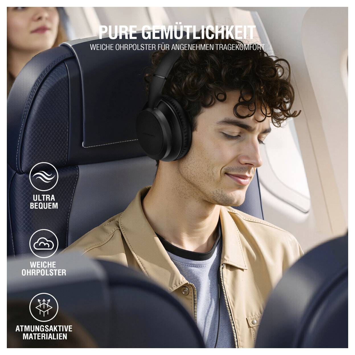 Junger Mann mit großen Kopfhörern auf einem Flugzeugsitz, mit deutschem Text, der „Pure Gemütlichkeit", weiche Ohrkissen und atmungsaktive Materialien bewirbt.