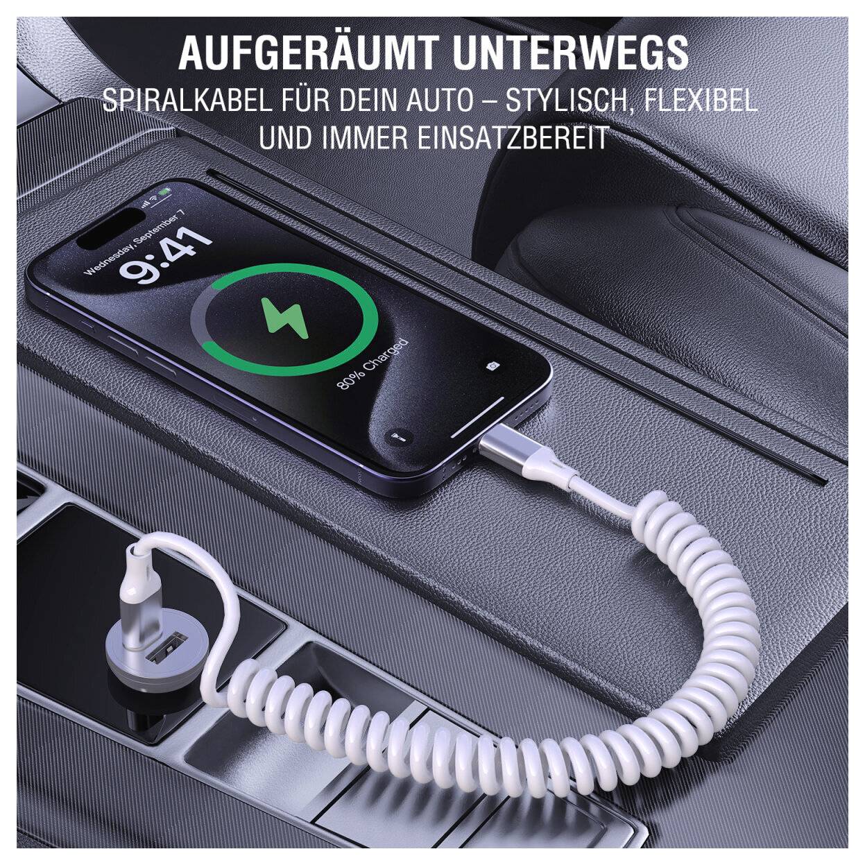 # Telefonladung im Auto mit Spiralkabel; Deutscher Text sagt „AUFGERÄUMT UNTERWEGS