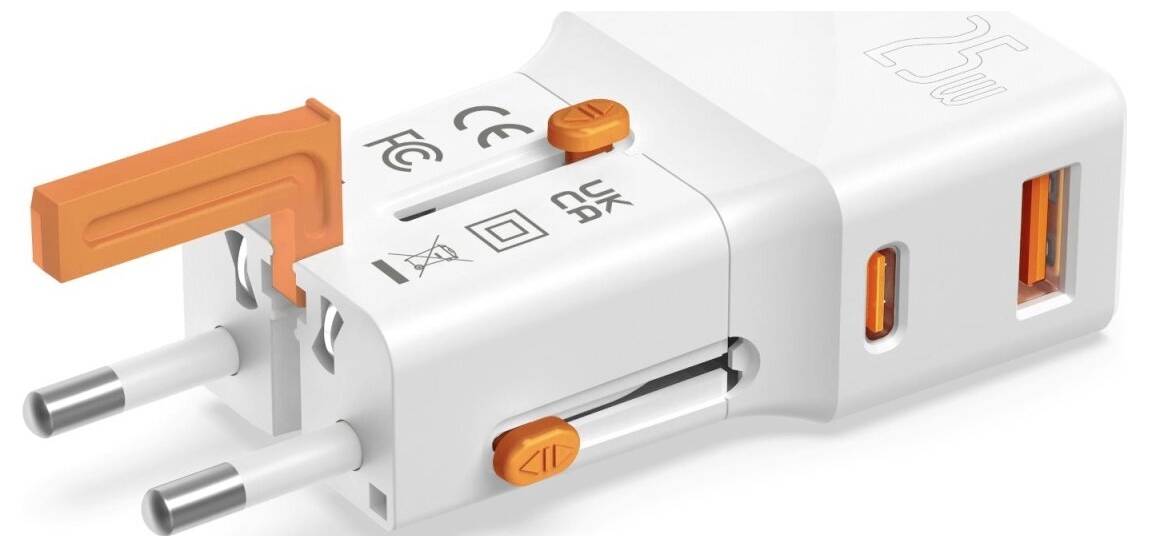 Weiße universelle Reisesteckdosenadapter mit orangefarbenen Akzenten und zwei runden Metallstiften, gezeigt auf weißem Hintergrund.