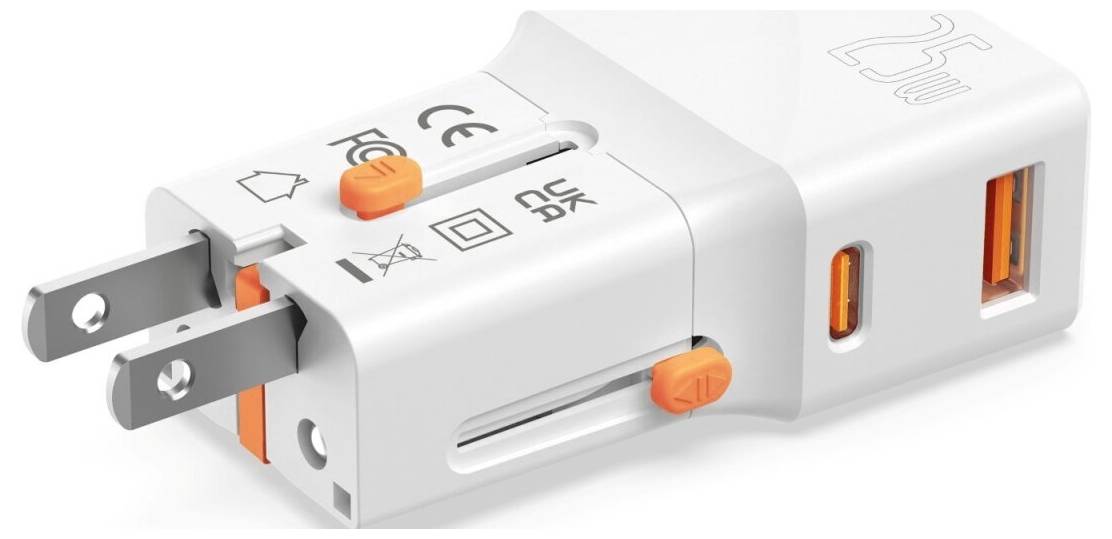Weißes USB-Wandladegerät mit zwei Anschlüssen, klappbarem US-Stecker und orangefarbenen Akzenten, dargestellt in einer produktstilisierten Ansicht.