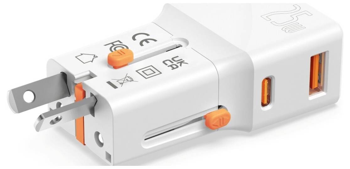 Universeller Reiseadapter mit austauschbaren Kontakten und verschiebbarem orangefarbenem Verriegelungsmechanismus, gezeigt in Weiß und Orange.