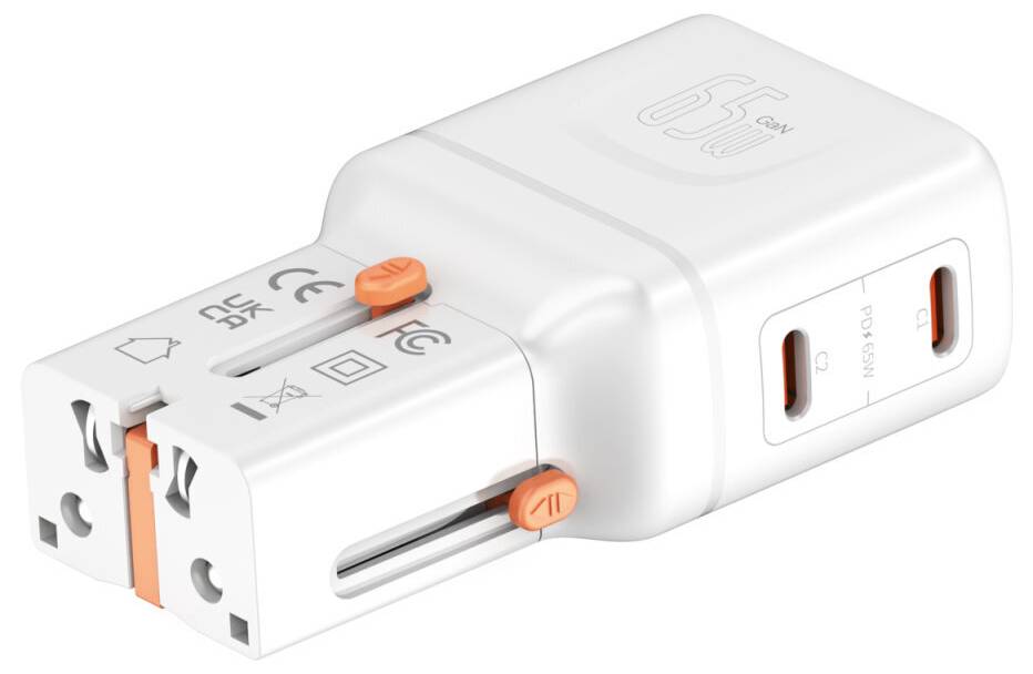 Universeller weißer Reisestecker-Adapter mit orangen Schiebern und UK/EU-Steckdosen-Markierungen, in Perspektive auf weißem Hintergrund dargestellt.