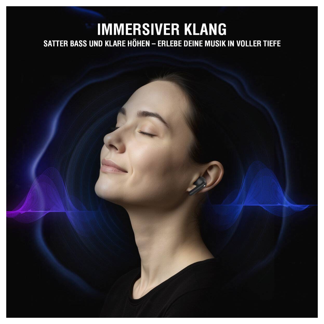 Werbebildmotiv einer Frau, die Kopfhörer trägt und die Augen geschlossen hat, umgeben von blauen und violetten Schallwellen; der Text lautet „IMMERSIVER KLANG" und „SATTER BASS UND KLARE HÖHEN – ERLEBE DEINE MUSIK IN VOLLER TIEFE".