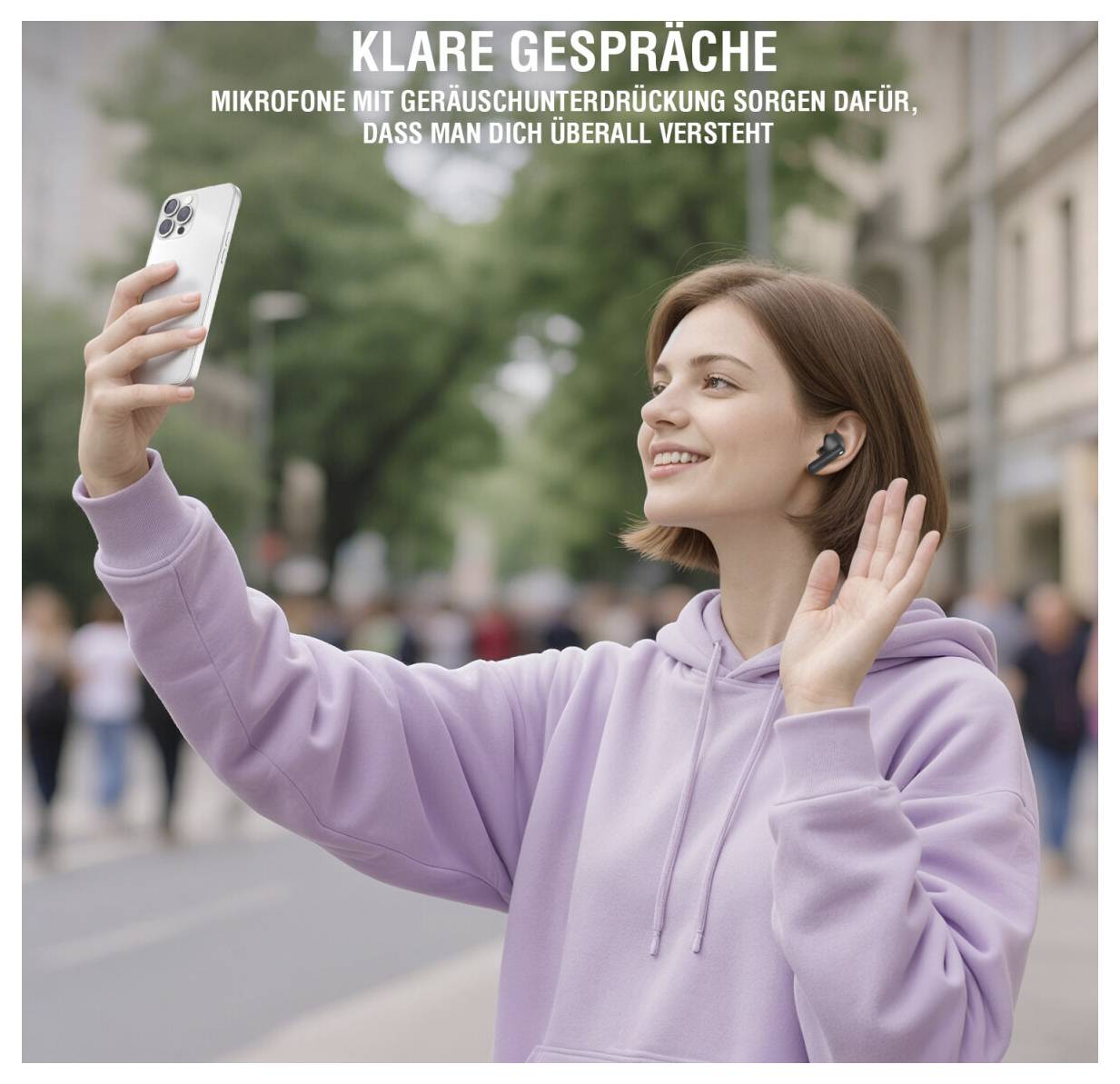 # Frau in violettem Hoodie nutzt Smartphone-Selfie-Kamera auf einer Stadtstraße, trägt Ohrstöpsel; deutscher Text liest sich „KLARE GESPRÄCHE" und erwähnt Noise-Cancelling-Mikrofone für klare Anrufe.