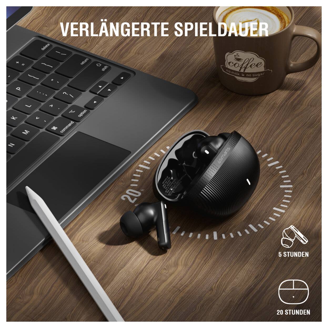 Marketing-Bild eines Laptops, einer Kaffeetasse, eines Stifts und eines Ladeetuis für Ohrhörer mit deutschem Text „VERLÄNGERTE SPIELDAUER" und Batteriezeitanzeigen, die 5 und 20 Stunden anzeigen.