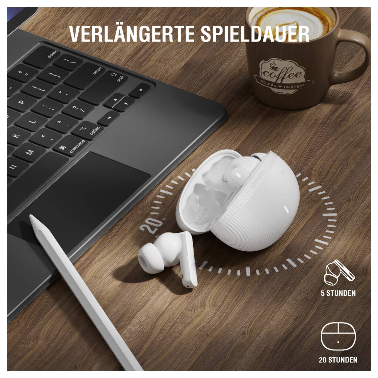 Anzeige für verlängerte Batterielaufzeit für kabellose Ohrhörer: Laptop, Kaffeetasse und offenes Etui mit Ohrhörern auf einem Schreibtisch, mit „5 STUNDEN" und „20 STUNDEN" angezeigt.