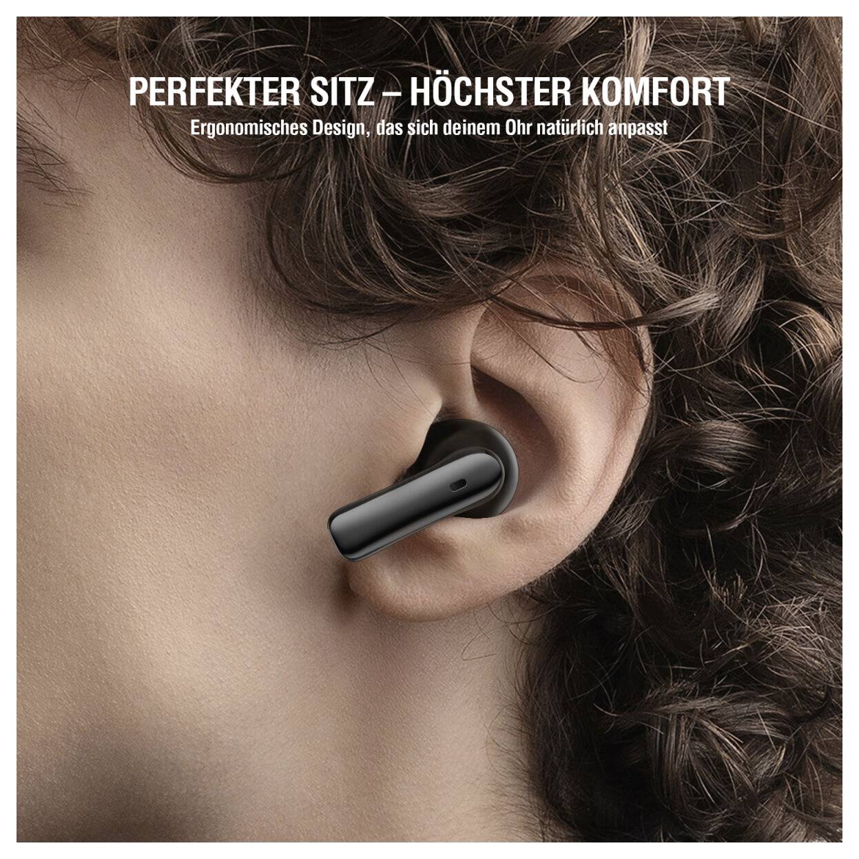 Nahaufnahme einer Person, die einen schwarzen kabellosen Kopfhörer trägt, mit deutschem Text, der „PERFEKTER SITZ – HÖCHSTER KOMFORT" und „Ergonomisches Design, das sich deinem Ohr natürlich anpasst" liest.
