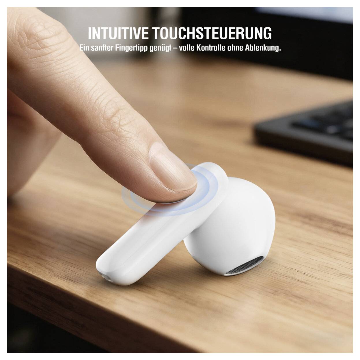Finger tippt auf weißes Etui für Ohrhörer, um intuitive Touchsteuerung zu demonstrieren; Text sagt „INTUITIVE TOUCHSTEUERUNG" und „Ein sanfter Fingertipp genügt – volle Kontrolle ohne Ablenkung."