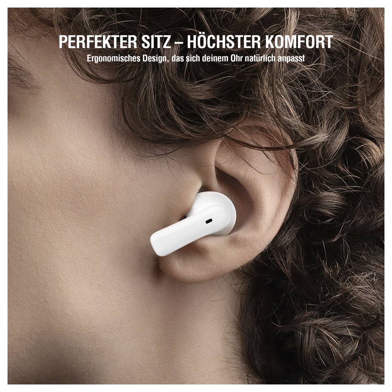 Nahaufnahme einer Person, die einen weißen kabellosen Ohrhörer trägt; deutscher Text lautet „PERFEKTER SITZ – HÖCHSTER KOMFORT" und „Ergonomisches Design, das sich deinem Ohr natürlich anpasst".
