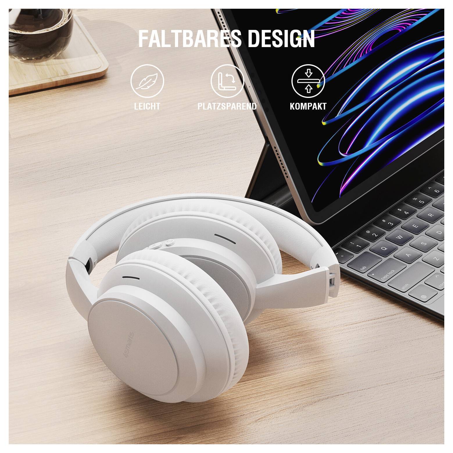 Weiße faltbare Over-Ear-Kopfhörer auf einem Schreibtisch neben einem Tablet-Tastaturgehäuse, mit deutschem Text „FALTBARES DESIGN" und Symbolen für „LEICHT", „PLATZSPAREND" und „KOMPAKT".