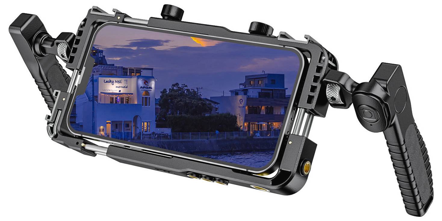 Robustes Smartphone-Gehäuse mit dualen Seitengriffen, das ein Telefon zeigt, das ein Gebäude am Wasser bei Einbruch der Dunkelheit filmt.