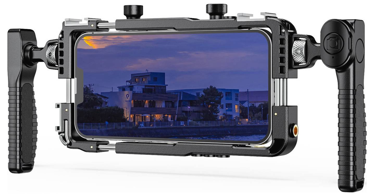 Smartphone in einem Dual-Handle-Stabilisator/Käfig, auf dem Bildschirm des Telefons eine Dämmerungsszene beim Stadtaufbau angezeigt.