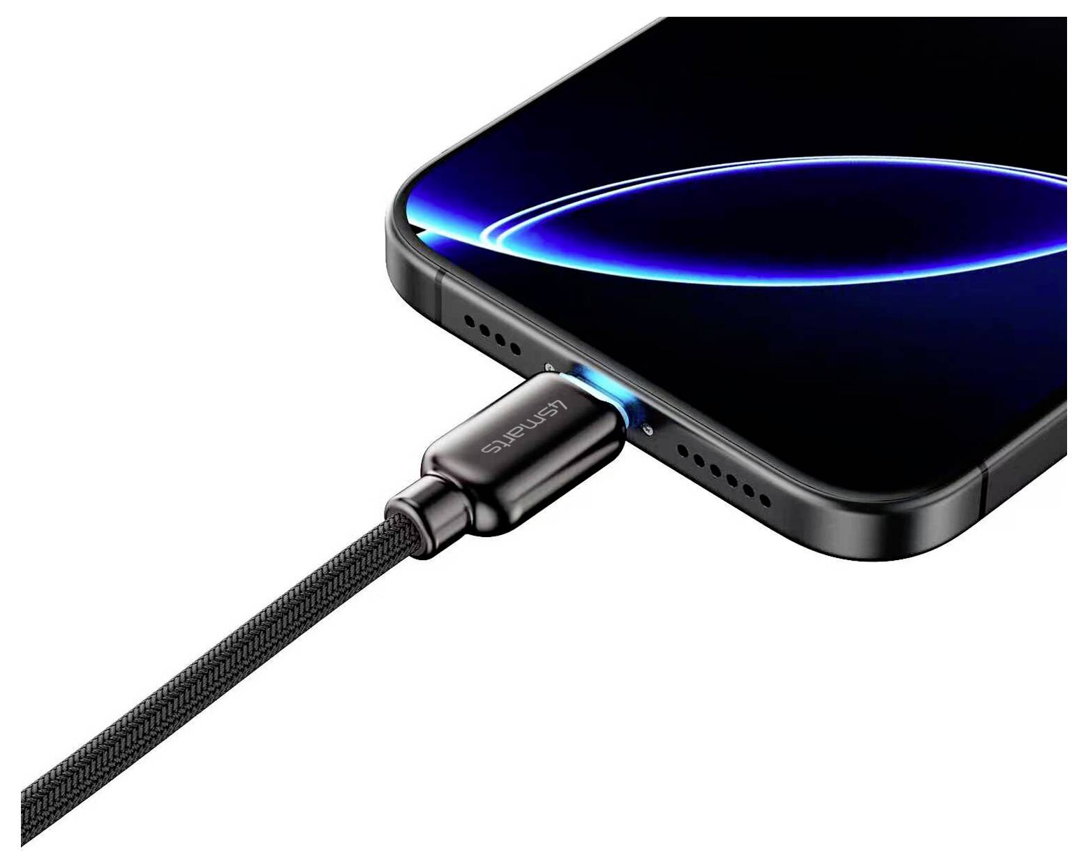 Nahaufnahme eines Smartphones, das über ein USB-C-Kabel aufgeladen wird, mit einem leuchtenden blauen Ring in der Nähe des Anschlusses, der das Laden anzeigt.