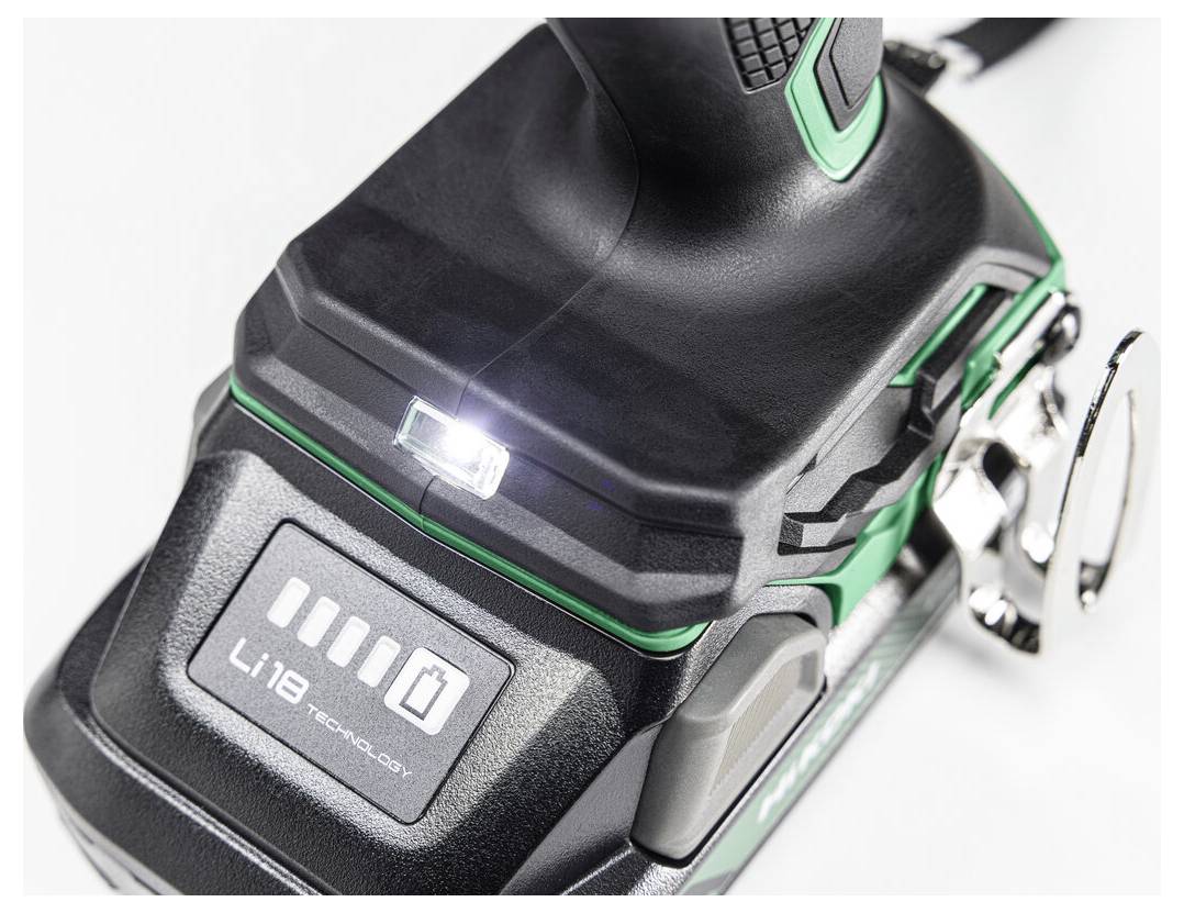Nahaufnahme eines Akkus für ein kabelloses Elektrowerkzeug mit einer leuchtenden Ladeanzeige, die einen Balken und ein Batteriesymbol anzeigt.
