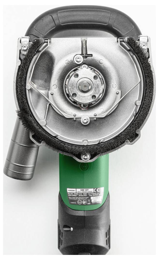 Nahaufnahme eines tragbaren elektrischen Laubbläsers, die das vordere Gehäuse des Lüfters, den Griff und den grünen Motorblock auf weißem Hintergrund zeigt.