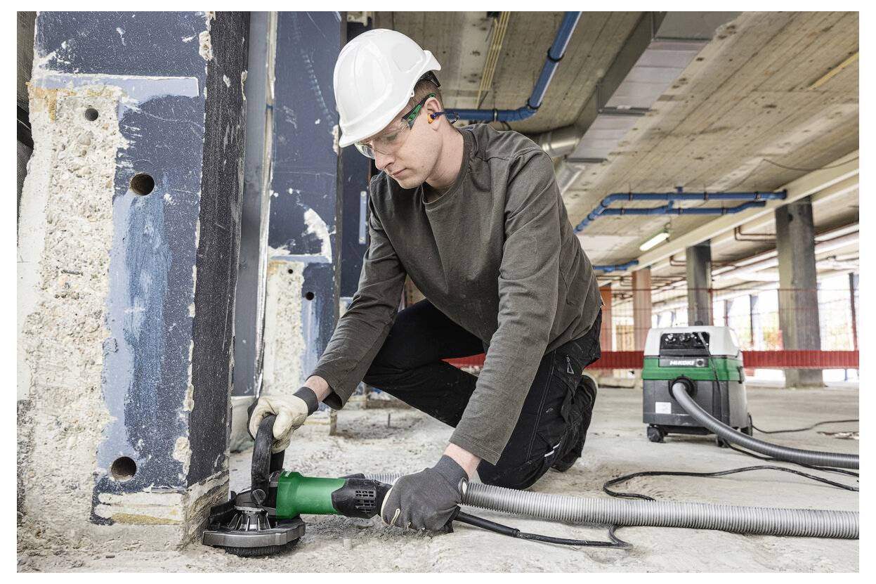 Grünes und schwarzes Hikoki-Elektroschneidewerkzeug mit großem Rundschutz und Seitengriff, in Profilansicht auf weißem Hintergrund dargestellt.
