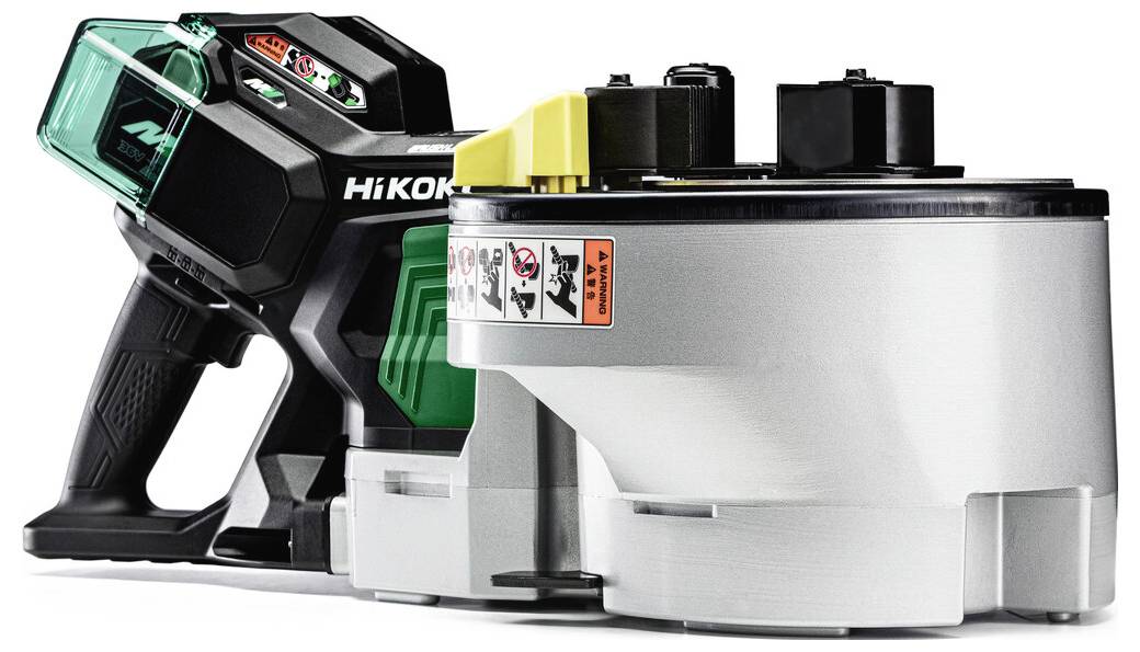 Kabelloses HIKOKI-Elektrowerkzeug mit schwarzem Griff und grünem Akku, dargestellt neben einer großen silbernen Anbaueinheit mit gelbem Deckel vor weißem Hintergrund.